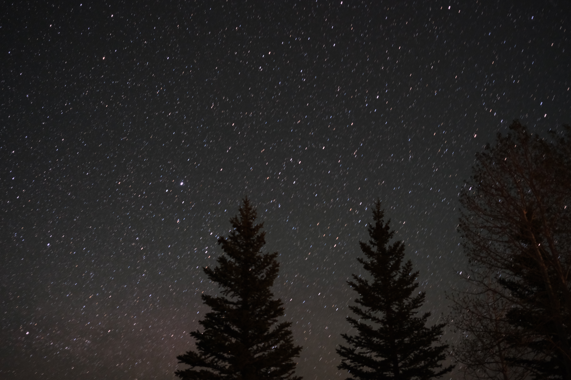 I tried a long exposure, this was a 1 min exposure and while it is spectacular it also has a bit of blur from the rotation of the earth. I should have leaned into that and done a longer exposure for some real star streaks.